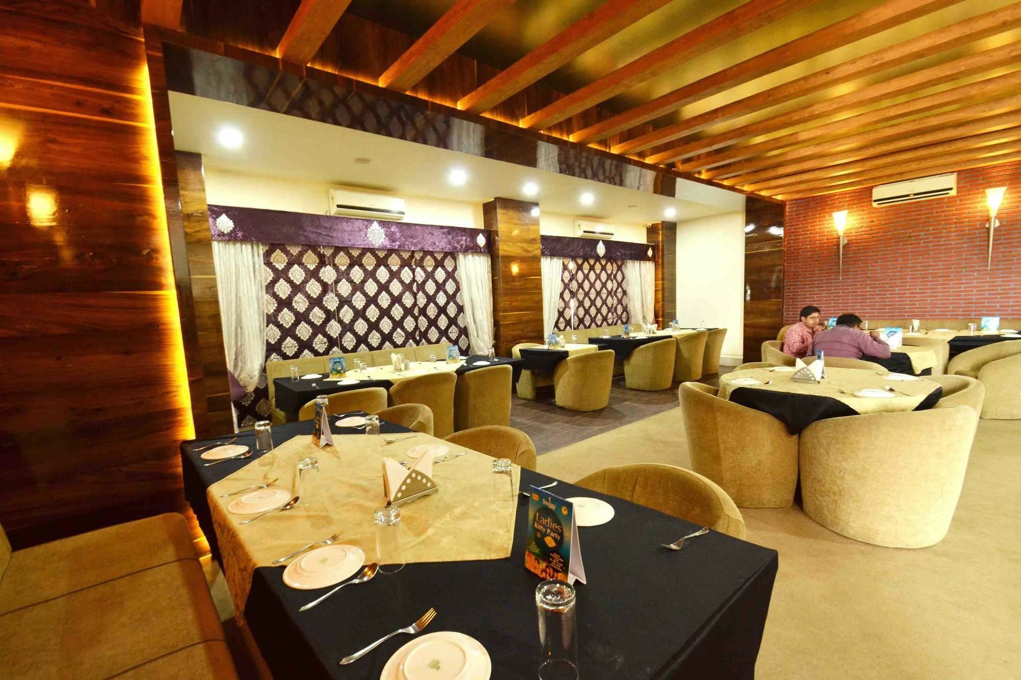 Capital O 1546 The Sensation Hotel Indore Buitenkant foto
